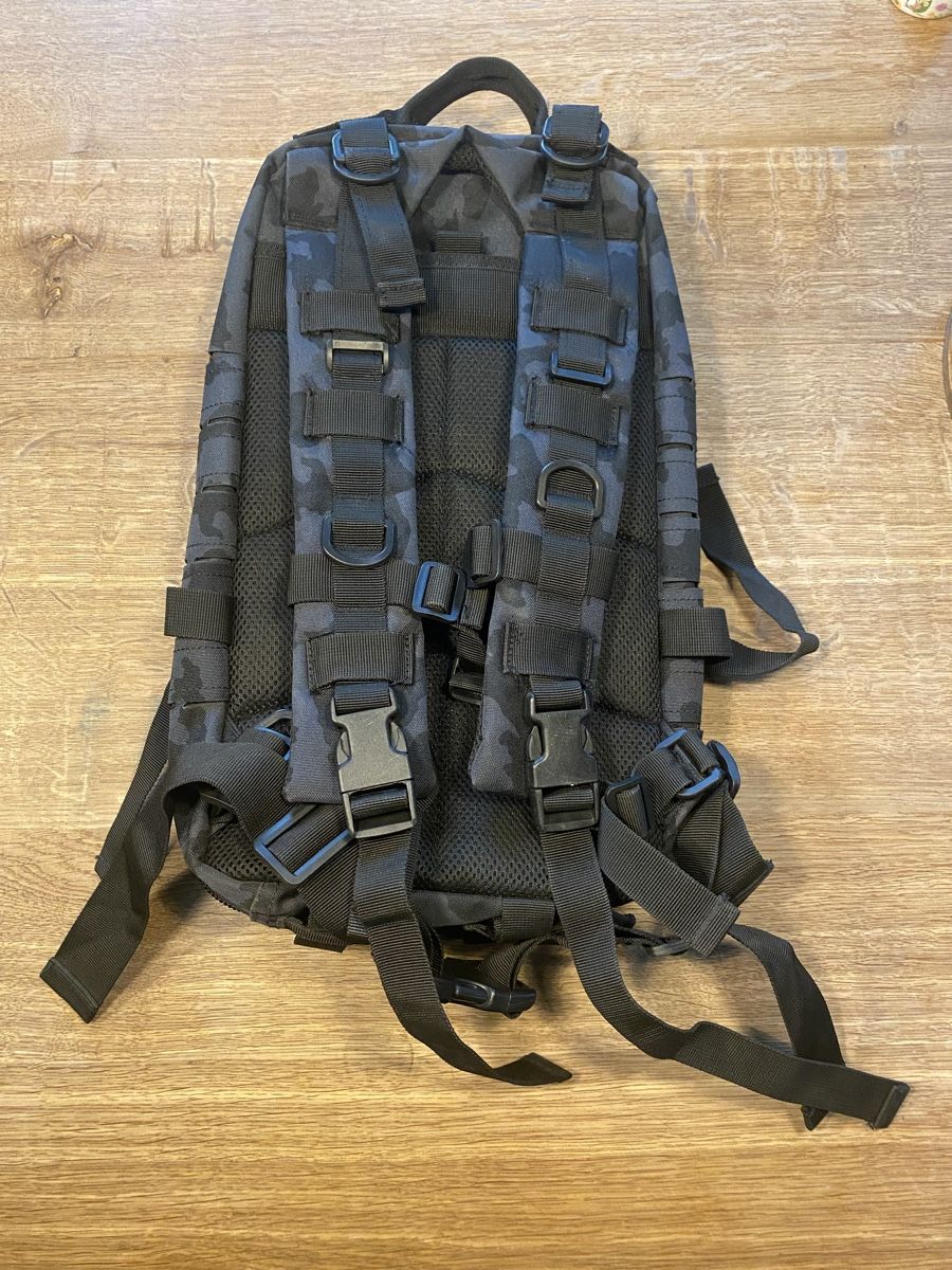 Zaini: Taktischer Rucksack dunkles Tarnmuster – Usato da Müllheim Dorf venduto da chol7 1