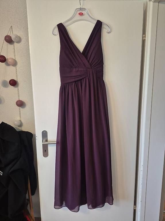 Robes: Robe longue violette/prune Showcase  – Neuf avec emballage d'origine à Broc par sab_n6rp