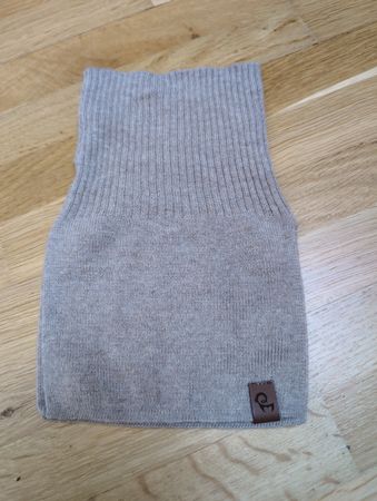 Halstuch/ Rollkragenschal für Babys mit Schulderausschnitt