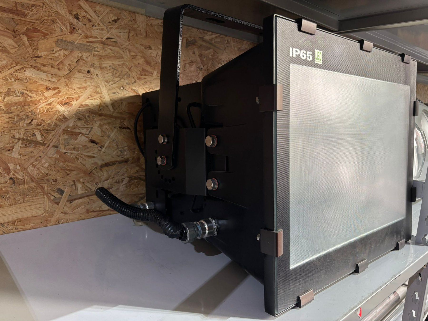 Lampade: Riesiger Flutlichtscheinwerfer LED – Nuovo (secondo la descrizione) da Zürich venduto da Peter_Schmitt 1