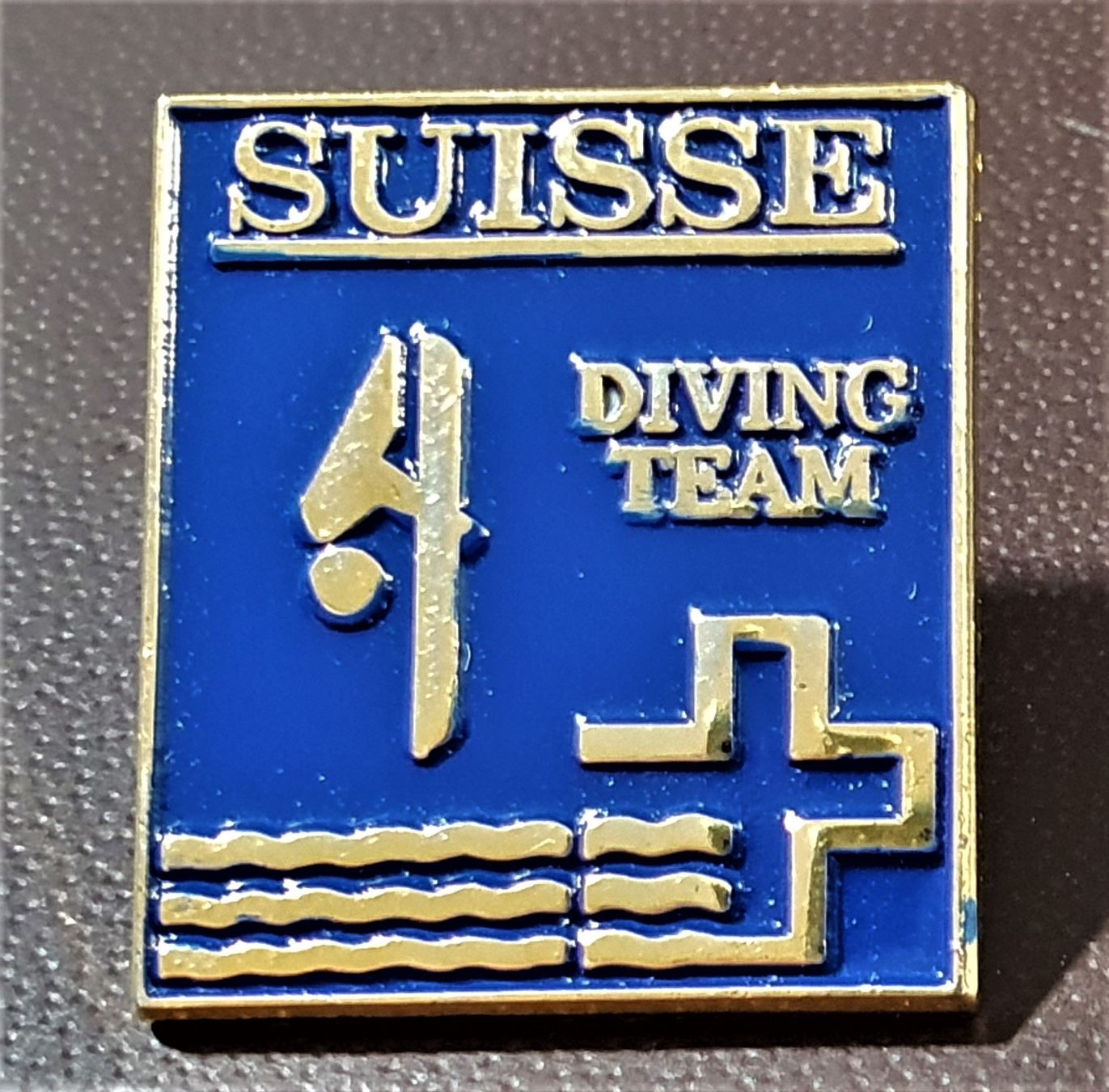 Placchette & Badge: Q983 - Pin Suisse Diving Team – Usato da Reinach BL venduto da Boston-Verkauf