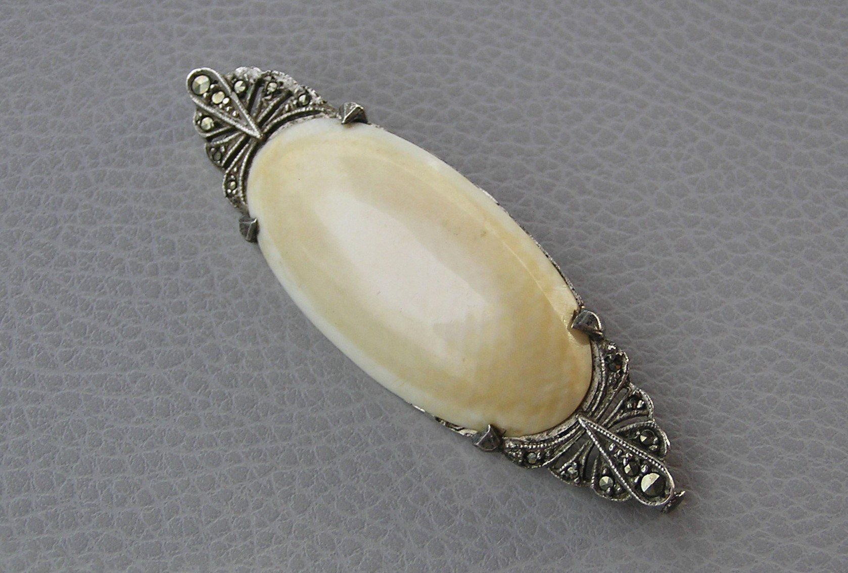 Spille & Fermagli: ANTIKE BROSCHE MARKASIT CABOCHON BEIN – Usato da Grenchen venduto da Antique-hunter 2