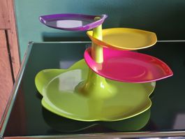 Présentoir à gâteaux 4 étages coloré Zak designs.