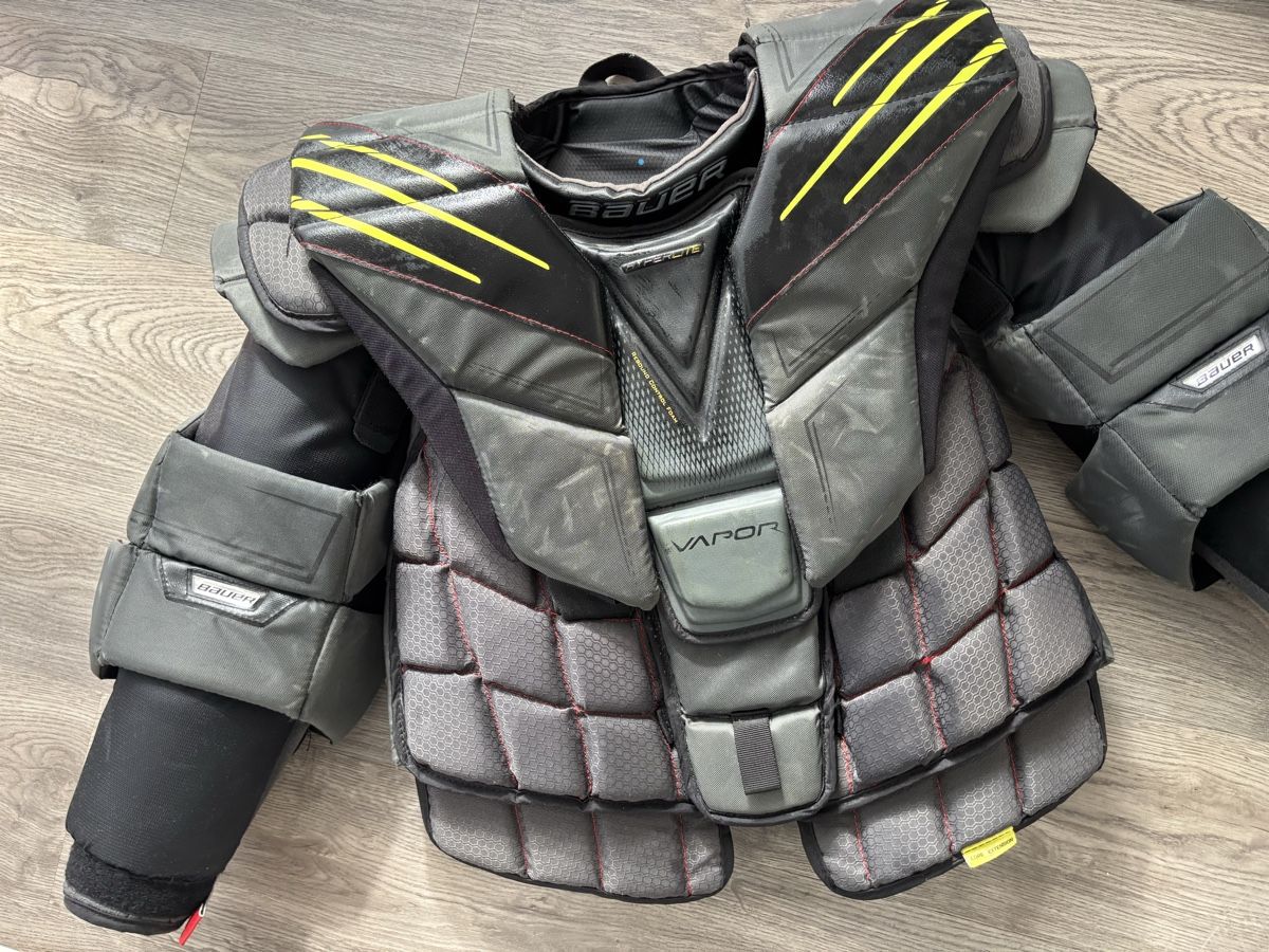 Bauer Protections: Goalie Brustpanzer Bauer Hyperlite – D'occasion à Hägendorf par MadameRosa 1