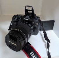 Canon EOS 70D mit Teleobjektiv und Fototasche