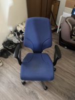 Bürostuhl blau mit Armlehnen 