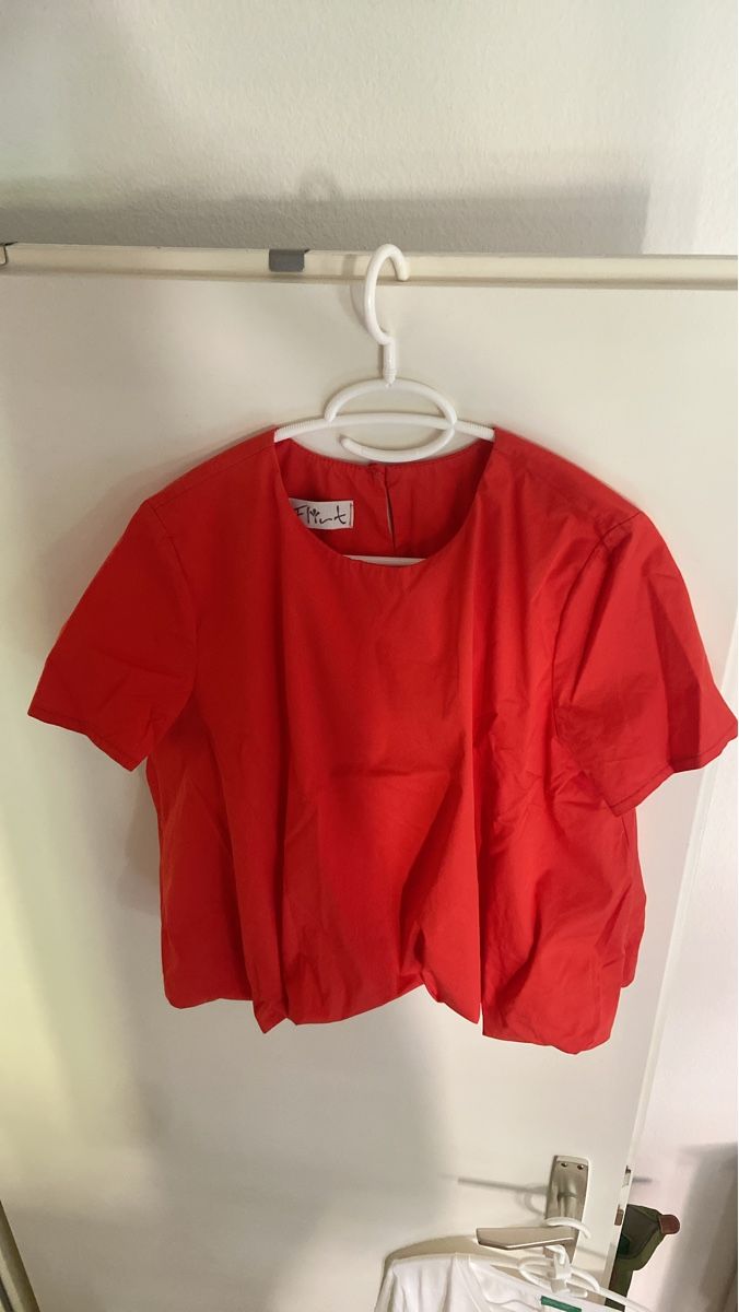 Top: Blouse rouge taille S état neuf – Usato da Bouveret venduto da lescopinesdabords