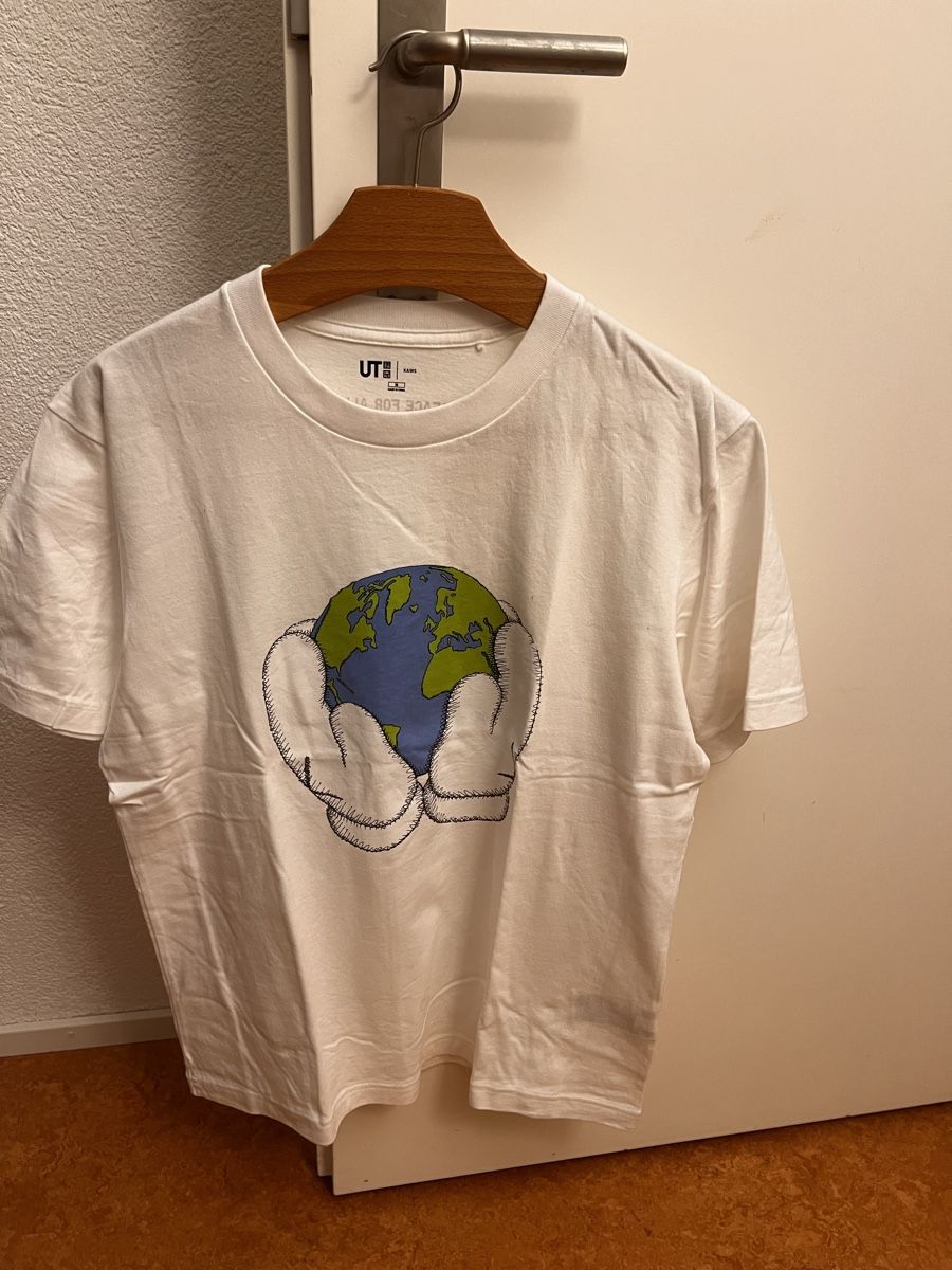 Uniqlo T-shirt: Kaws X Uniqlo Shirt Size M – Usato da Thalwil venduto da apudhelvetia