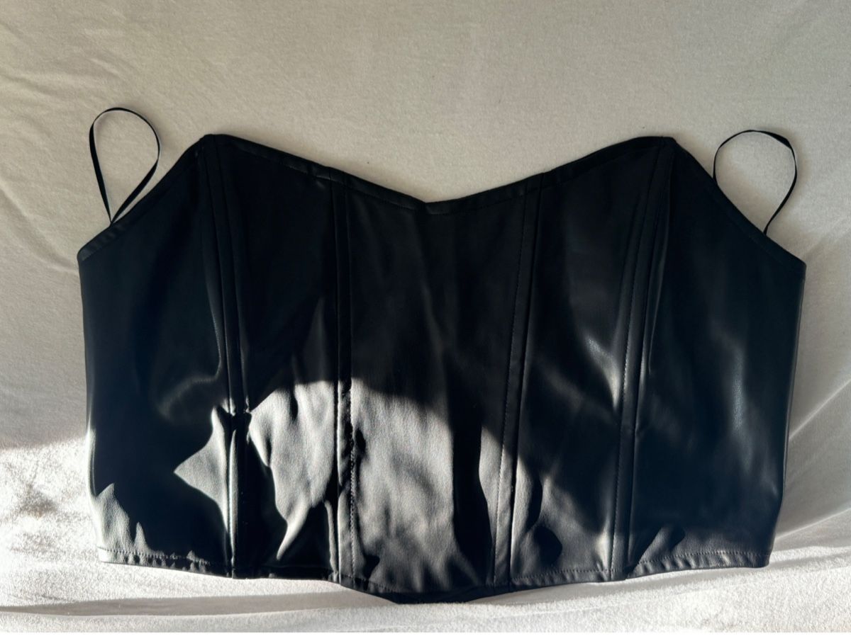 Top: Schwarzes Leder-Corset – Usato da Ostermundigen venduto da noe_rlj5