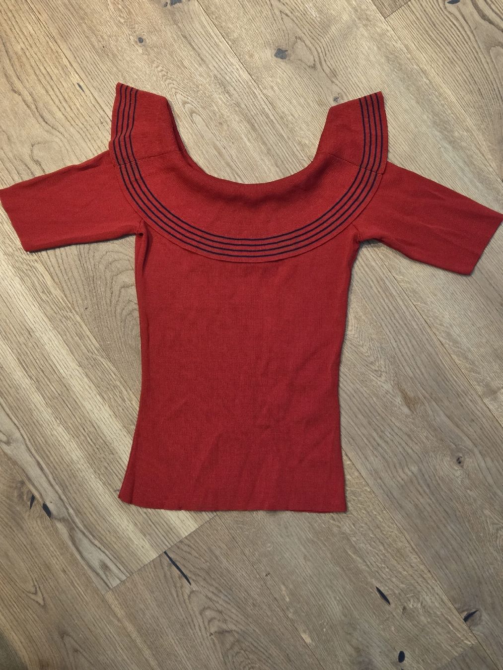 T-Shirts: Rotes Carmen-Shirt Gr. S, Offshoulder Look – Gebraucht aus Emmen von GrabandGo