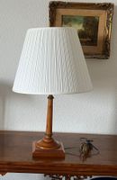 Schöne Holz Tischlampe mit weissem Lampenschirm, Top!