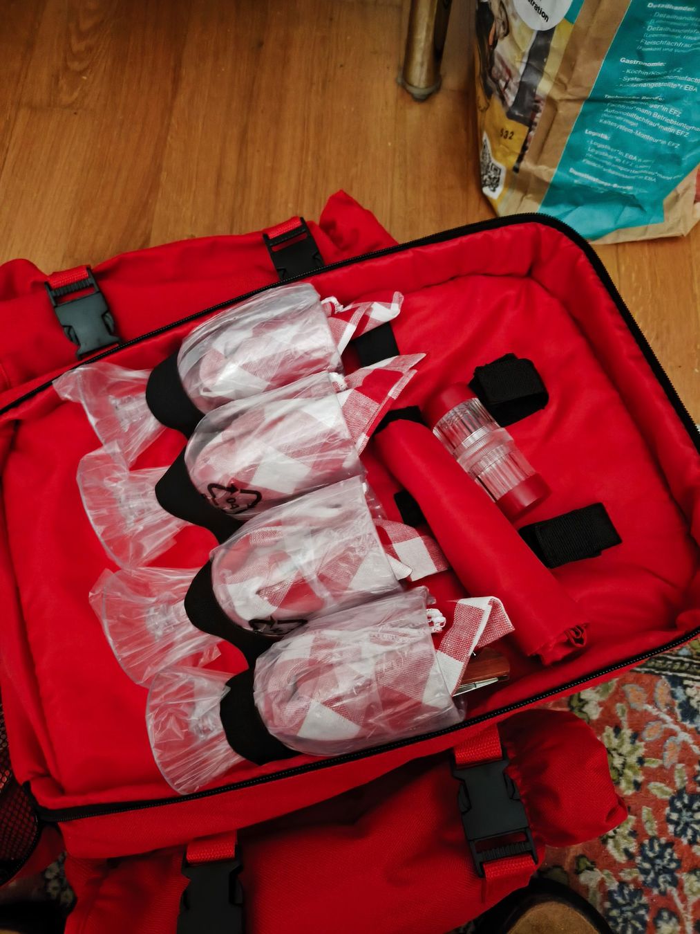 Hi-Tec Sacs à dos: Camping Tasche oder Rucksack mit Geschirr und Kühlabteil – Neuf (Voir description) à Luzern par Gast0 3