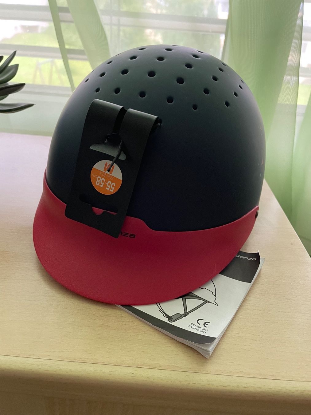 Helme: Nagelneues Reithelm 55-58cm – Neu und originalverpackt aus St. Gallen von