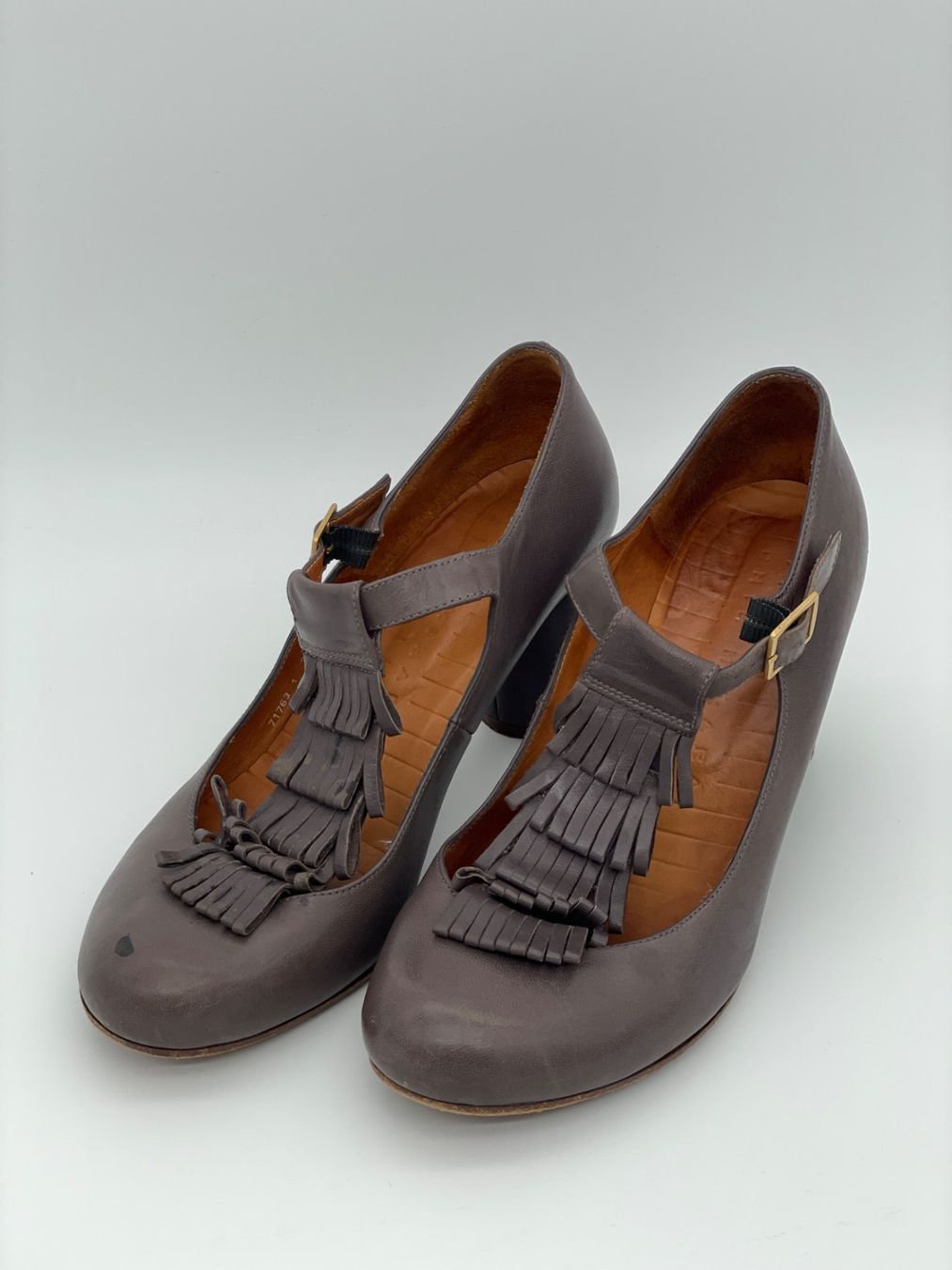 Chie Mihara Damenschuhe: Chie Mihara T-Strap Fringe Pump EU 39 Grau – Gebraucht aus Zürich von shoe_shop 2