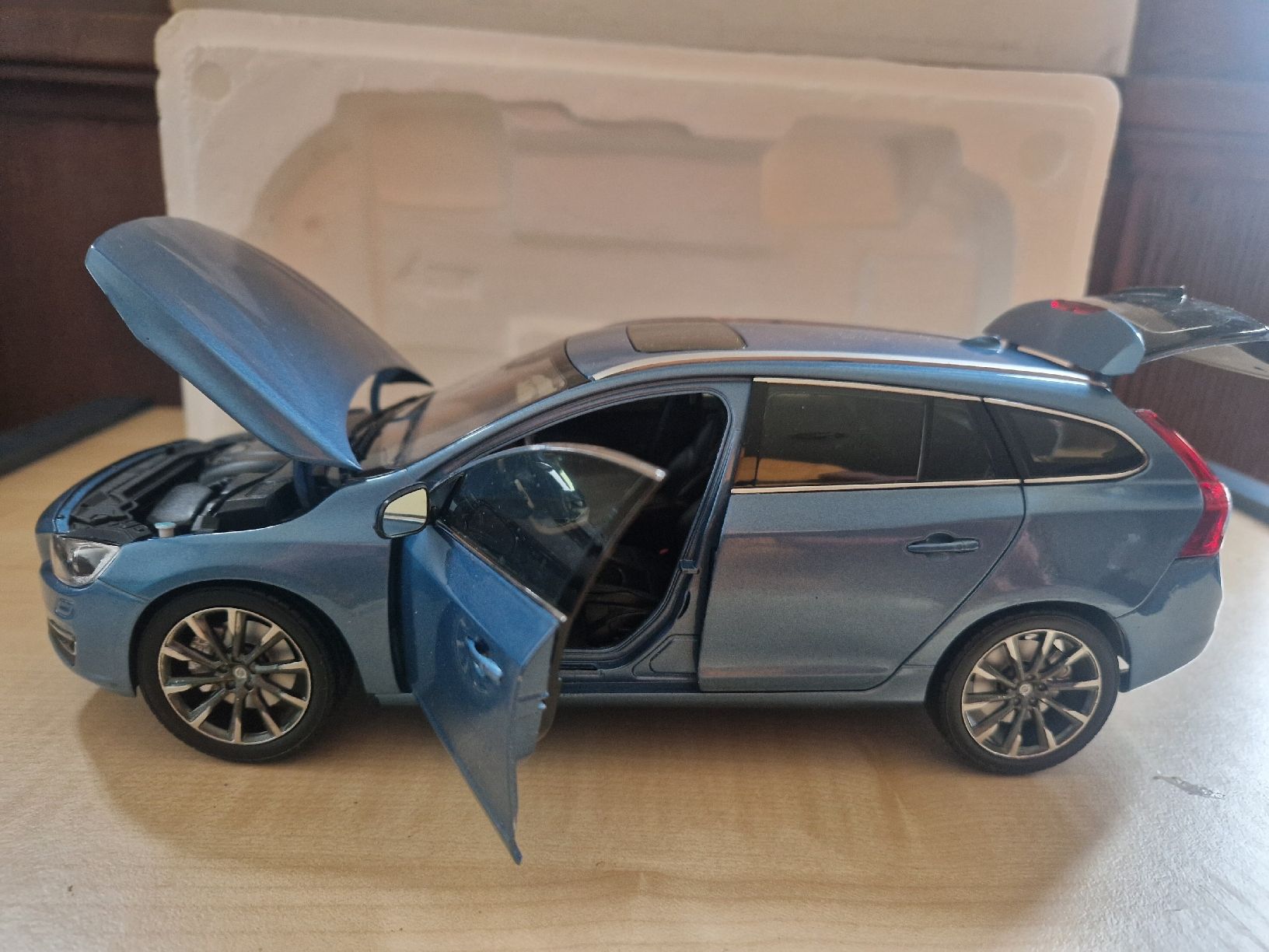 Volvo Modellautos: Rarer Volvo V60 T5 1:18 – Neu und originalverpackt aus Safenwil von saavo