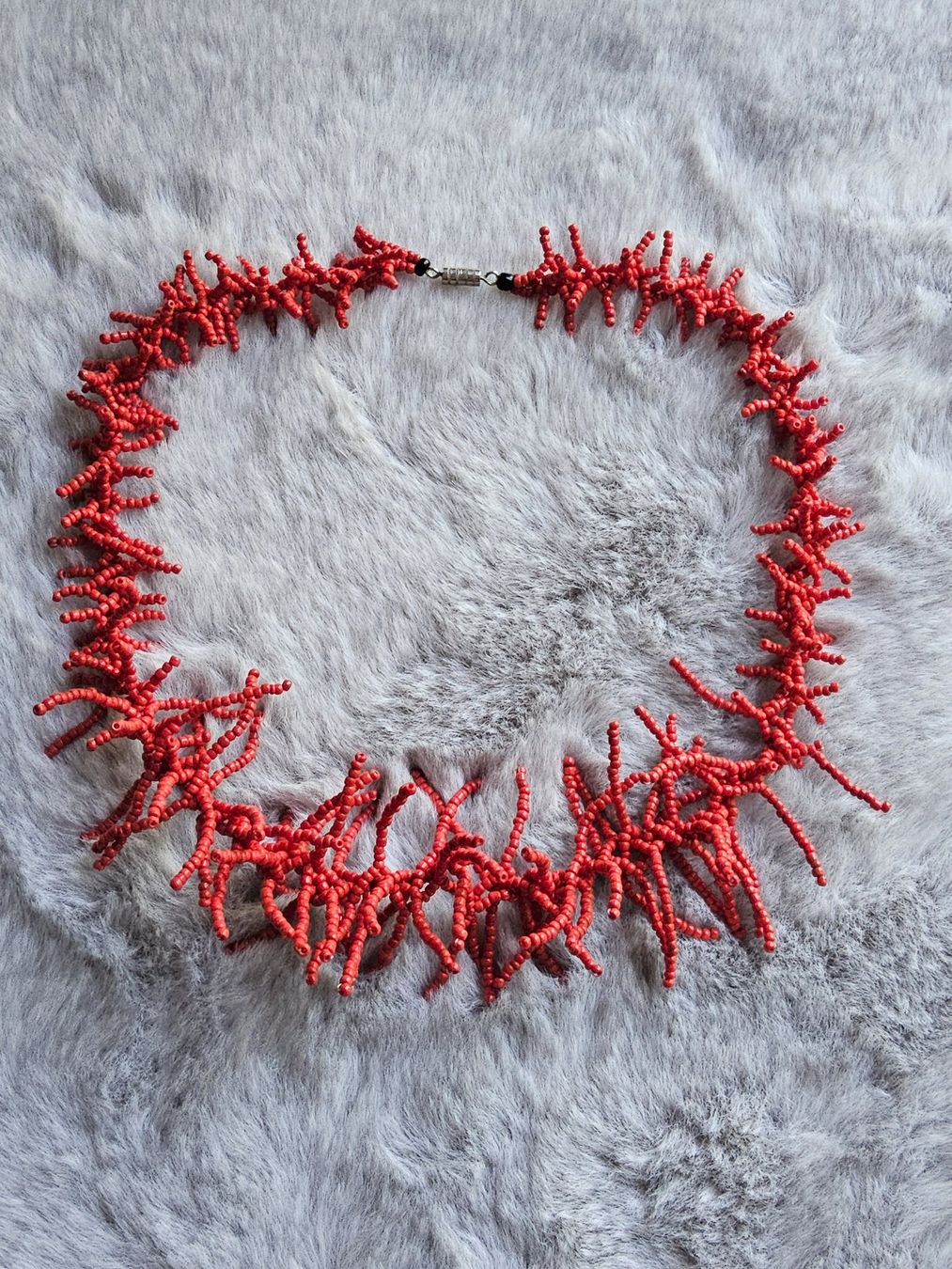 Catenine: Vintage fancy rotes Perlchen Halskette Collier – Usato da Zürich venduto da Aleick