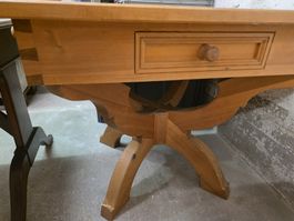 Tisch aus Holz massiv mit Schublade, gebrauchter Zustand