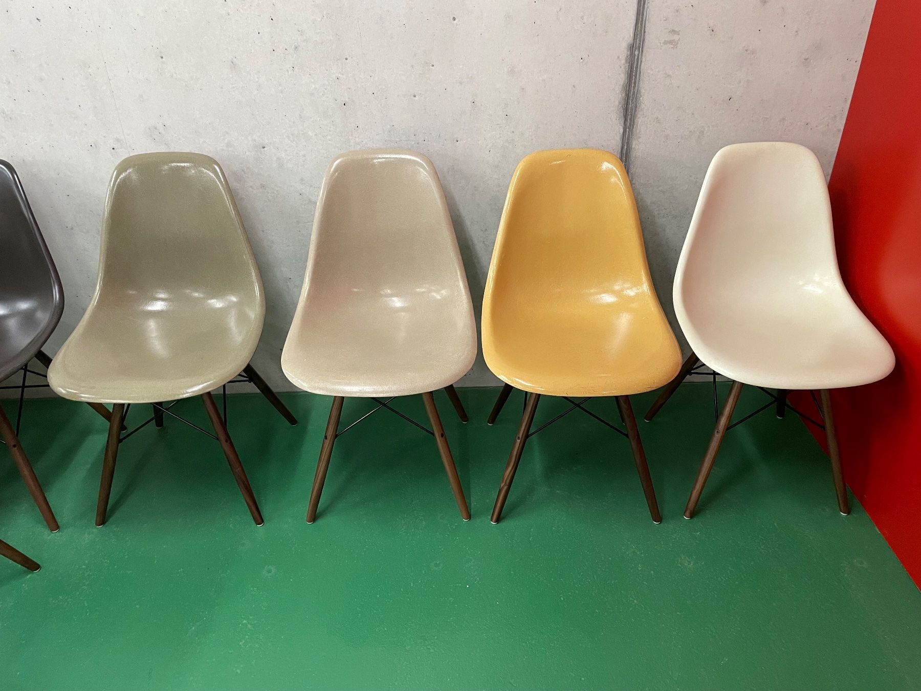 Eames Sedie: Eames Side Chair Navy blue – Usato da ipsach venduto da Latigo 8