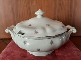 Zuppiera con coperchio.  Porcellana