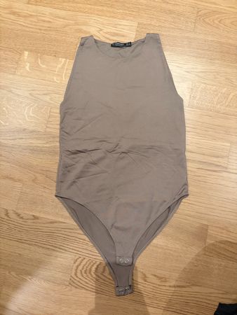 Stradivarius Body Grösse M – Nude/Braun –