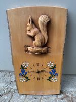 Horloge bois écureuil et edelweiss, déco chalet suisse!
