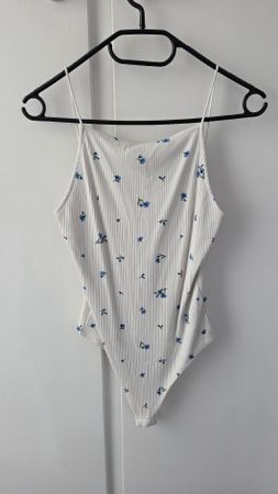 Rückenfreier Body weiss mit Blumenmuster