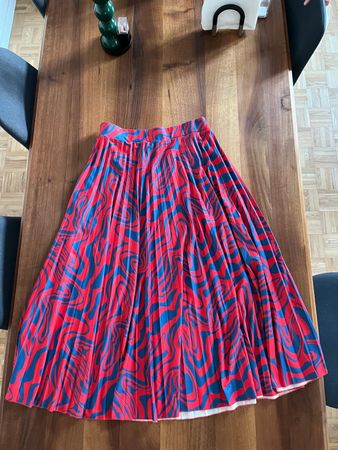 Esprit Plisseerock Midi rot/blau gemustert, Gr. M