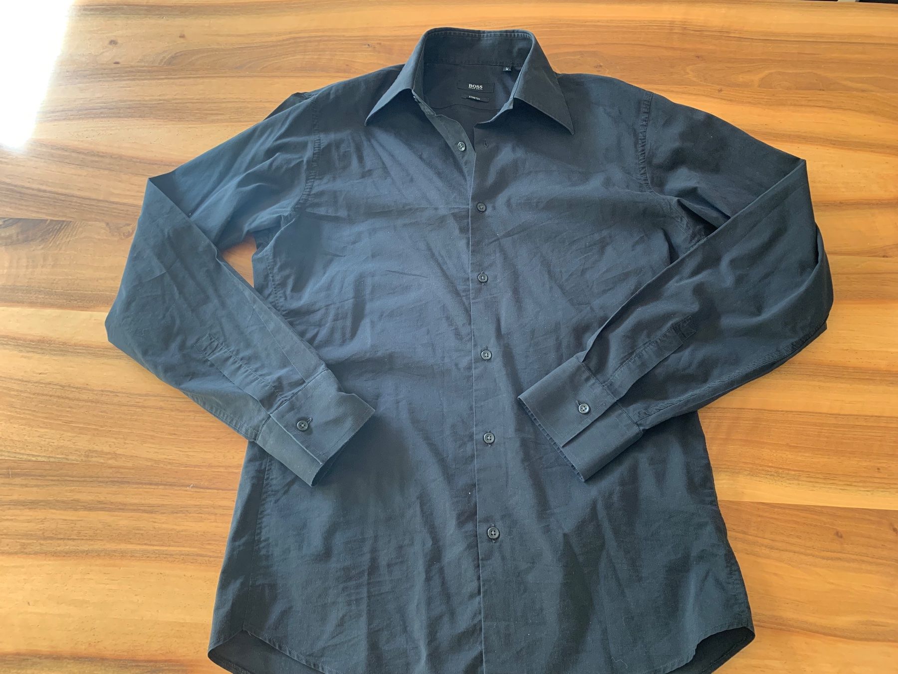 Hugo Boss Camicie: Hugo Boss schlichtes schwarzes Hemd Stretch Gr. L – Usato da Meiringen venduto da Jackwashere