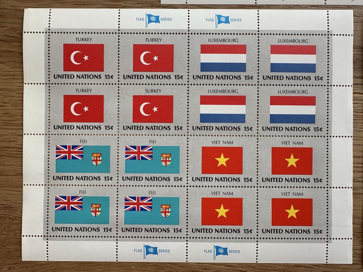 Tutti i francobolli: Nations Unies - 7 Kleinbogen Flaggen o und postfrisch  – Usato da Schmitten / FR venduto da Samsara169 7