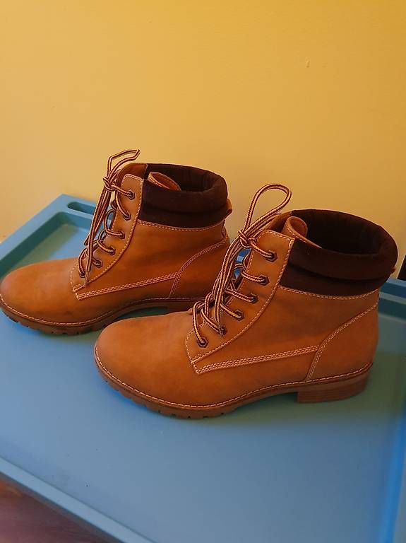 Scarpe da donna: Scarpone – Usato da Biasca venduto da bar_qhz7 1