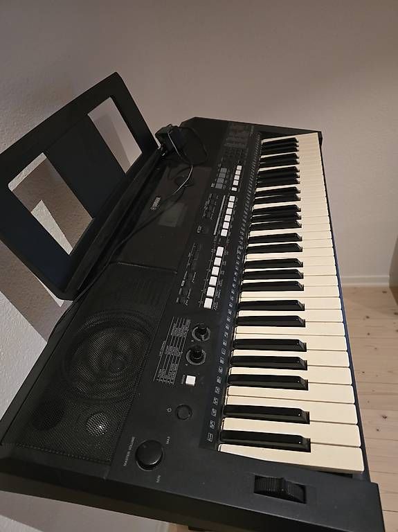 Strumenti musicali: Yamaha PSR-E433 Keyboard inkl. Ständer – Usato da Niederhasli venduto da nat_z6yc 1