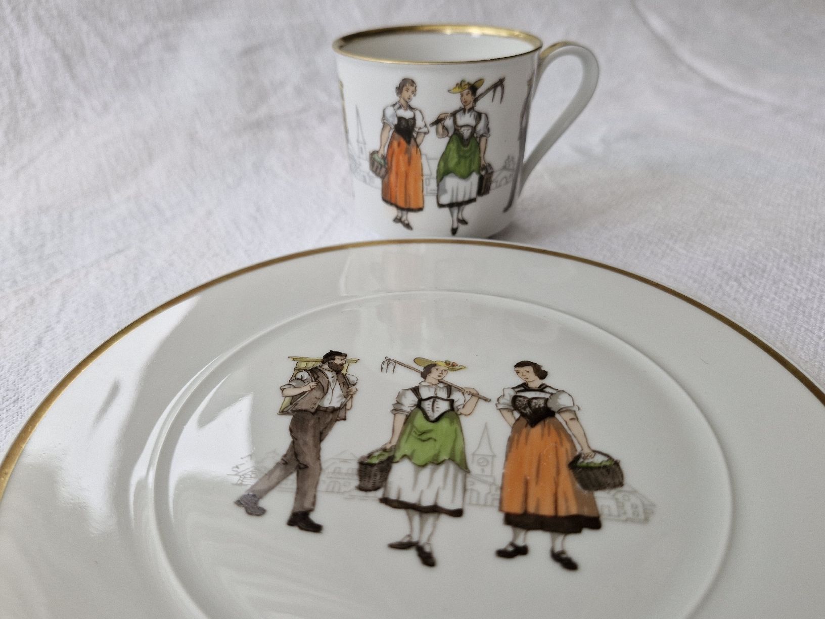 Set di piatti: Geschirr Set Trachten der Schweiz – Nuovo (secondo la descrizione) da St. Silvester venduto da swissboy68 6