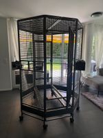 Grosse, neuwertige Vogelvoliere, mit Türen auf zwei Seiten.
