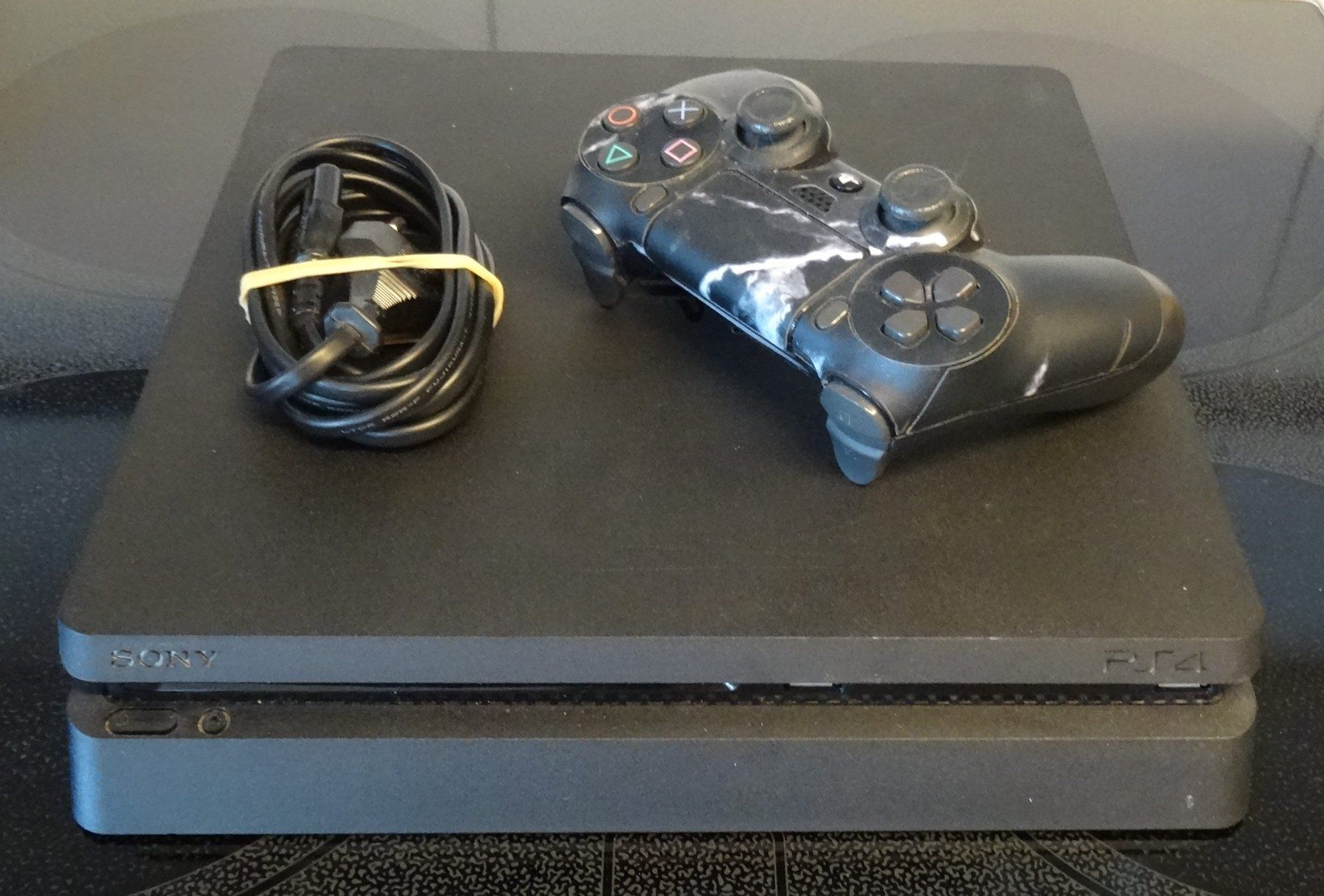 Sony Console: PS4 Slim mit Firmware 12.00 – Usato da Rheinfelden venduto da Silver75