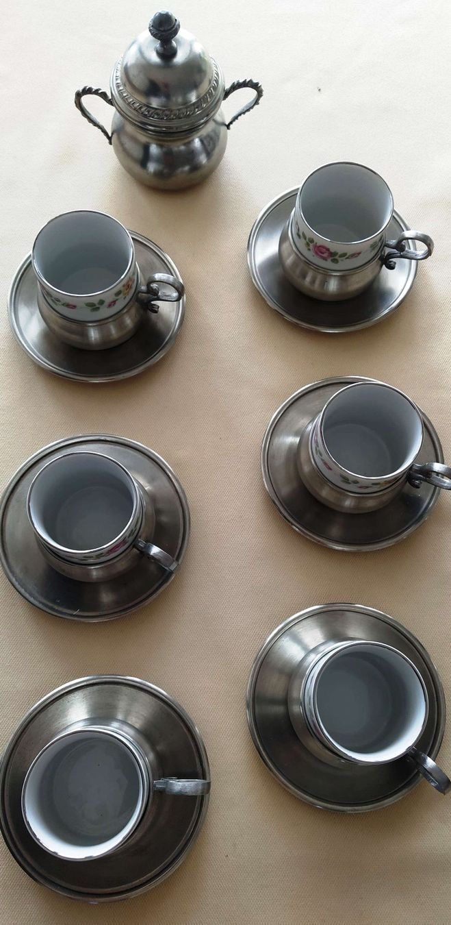 Set di piatti: Espressotassen mit Unterteller und Zuckerdose – Nuovo (secondo la descrizione) da Zürich venduto da 1980ale