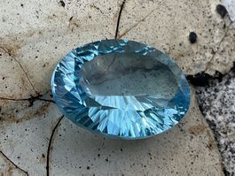 Natürlicher, sehr grosser Topas Swiss blue