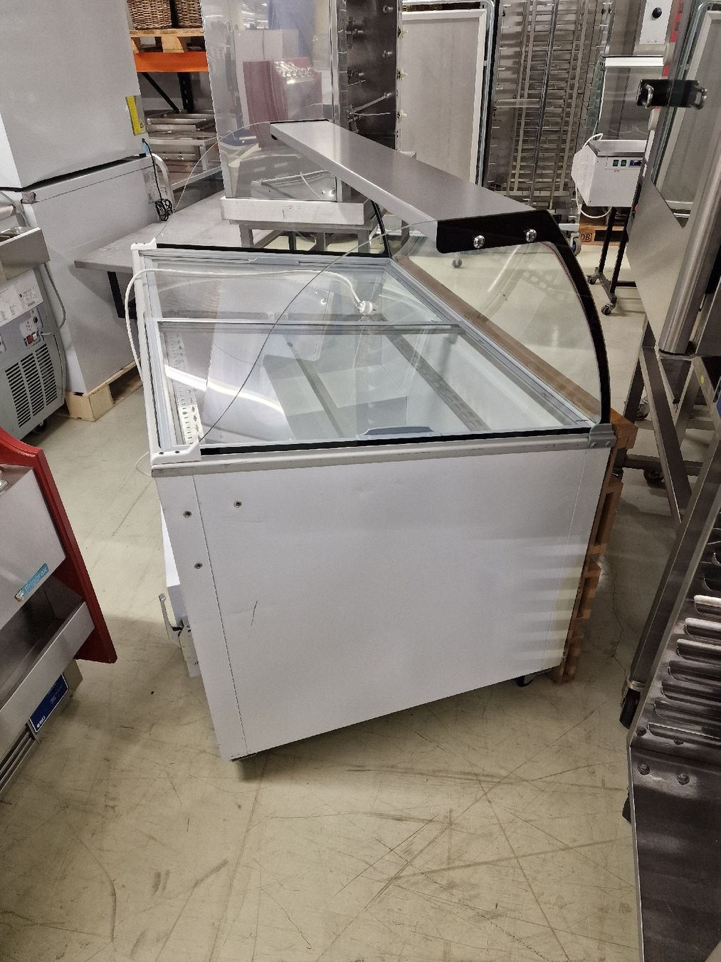 Allestimento di negozi e stand fieristici: Gelateria vitrine – Usato da Niederwangen BE venduto da HasGastrobedarf 7