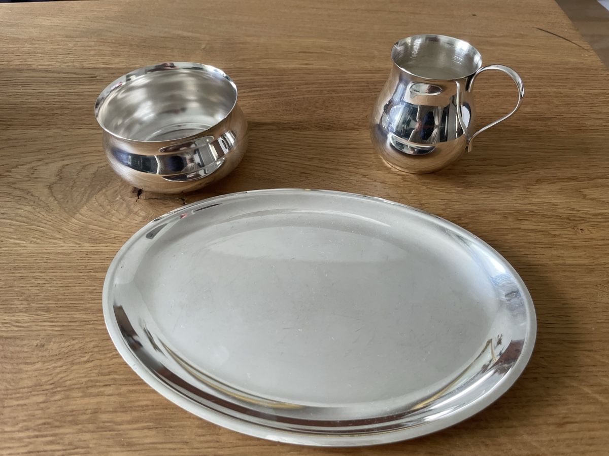 Set di piatti: Versilbertes Set Zuckerschälchen und Kännchen mit Tablett – Usato da Bern venduto da roa80 1