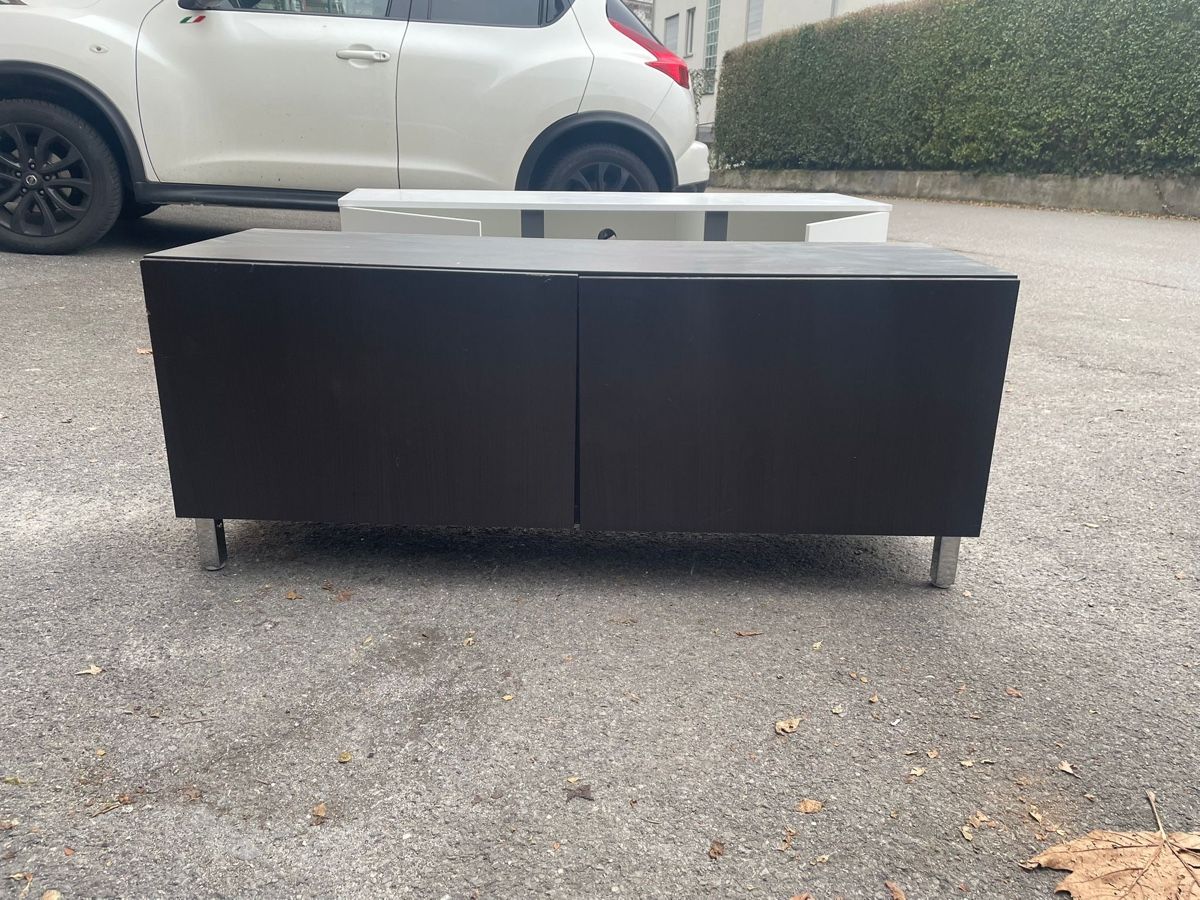 Cassettiere: Schwarzes TV-Möbel / Sideboard mit zwei Türen – Usato da Hergiswil NW venduto da wert721