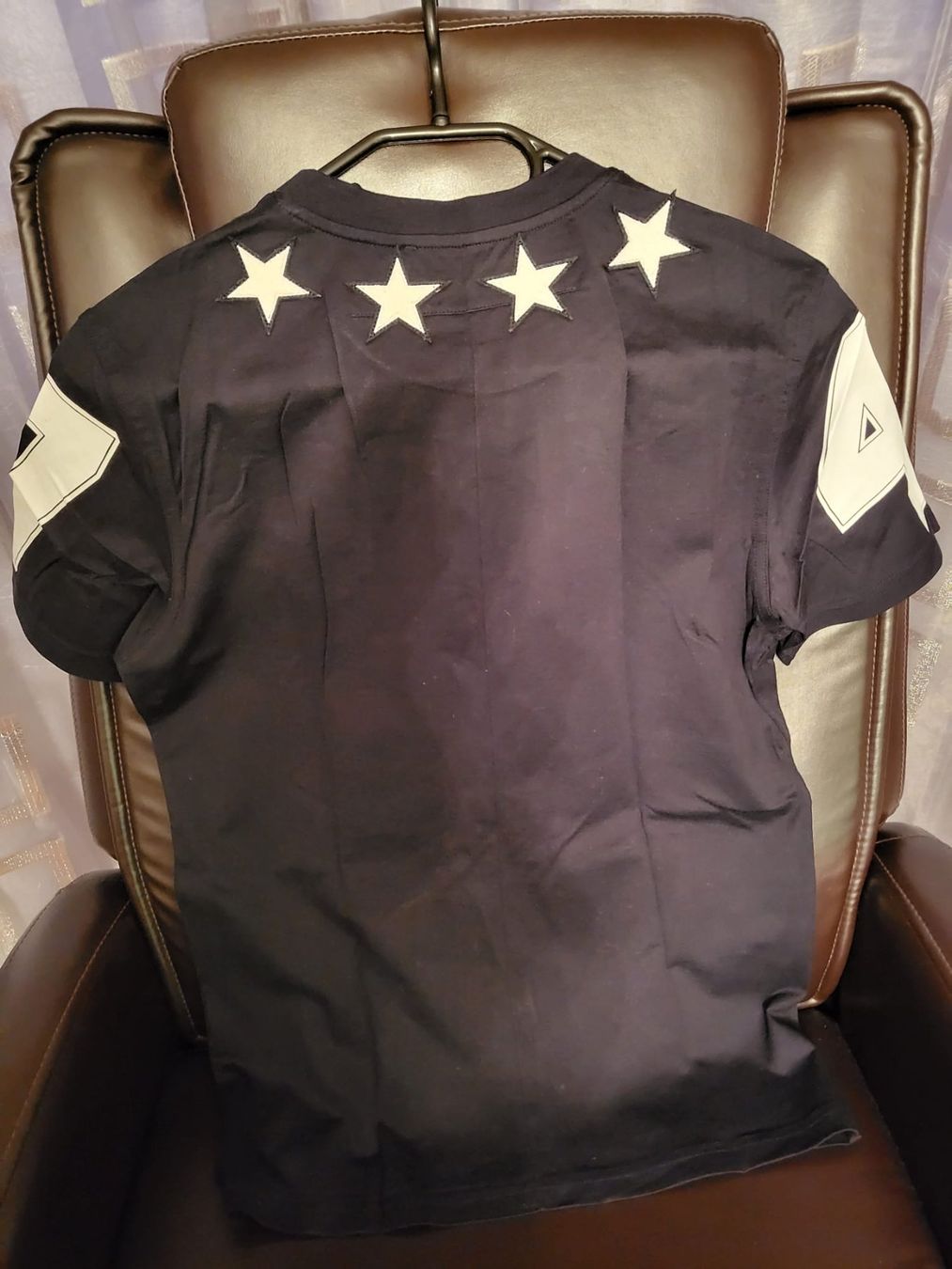 Givenchy T-shirt: Givenchy T-shirt – Nuovo (secondo la descrizione) da Grenchen venduto da Lucifero17 1