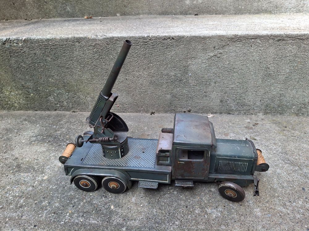 Jouets: Antiker Blech LKW mit Kanone, Vintage Spielzeugauto – D'occasion à Horriwil par TOKYONIGHTS 2