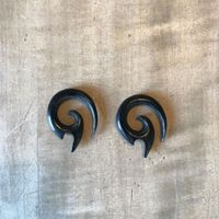 2 Dehnspiralen Tribal, schwarz, aus Horn, 5mm