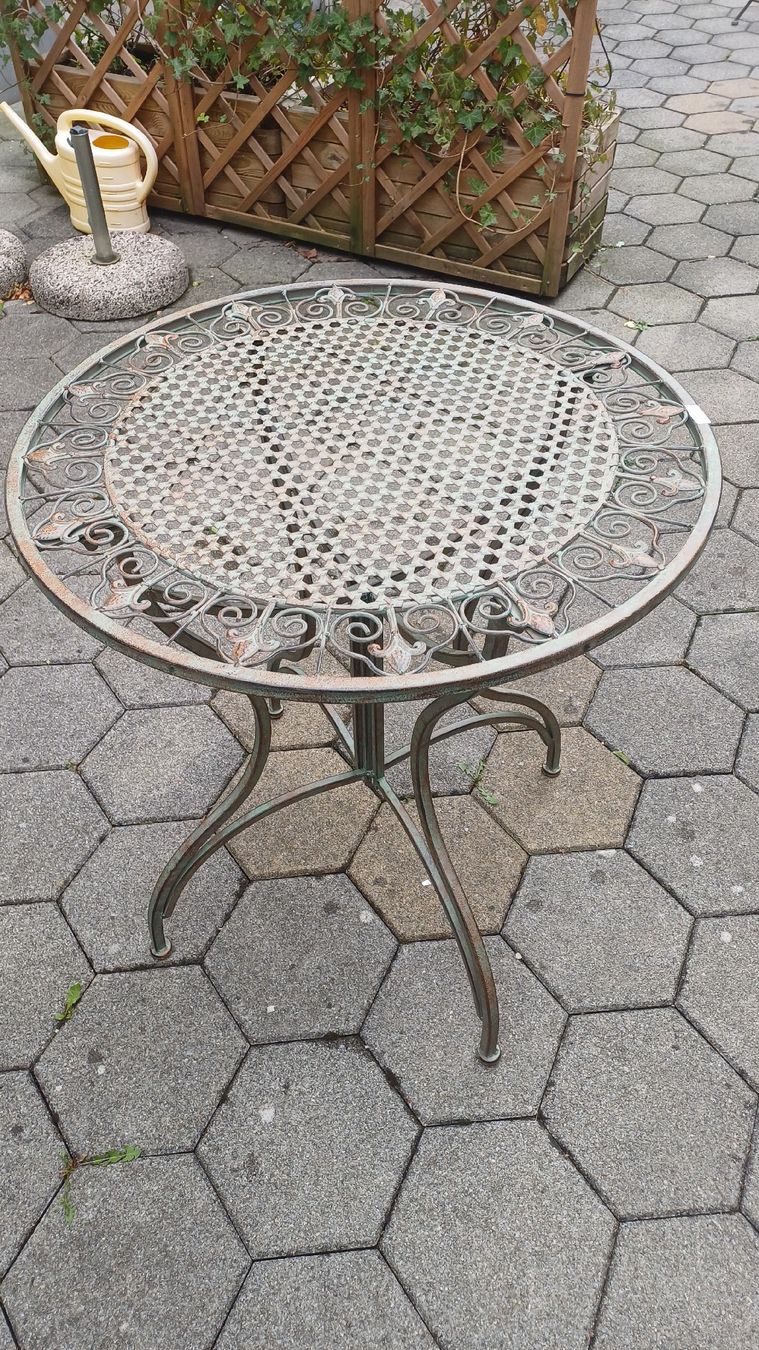 Set di tavolo e panche: Schöner Gartentisch mit Stühlen – Usato da Flawil venduto da Pinkmalibu 2