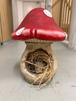 Pilze Figur mit einem Igel im Nest 