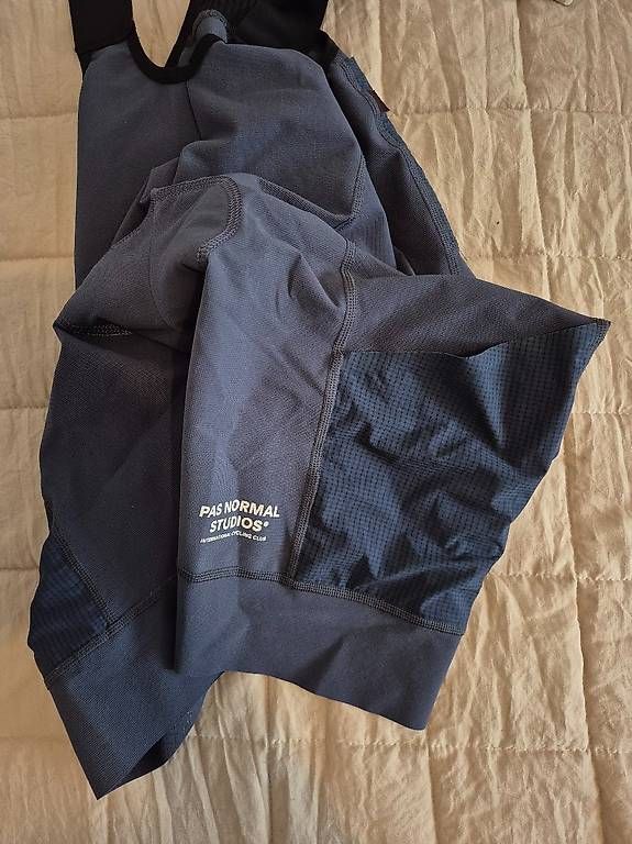 Pas Normal Studios Hosen: Pas Normal Studios Men's Escapism Bibs Classic Blue S – Gebraucht aus Zürich von kamillo3000 2
