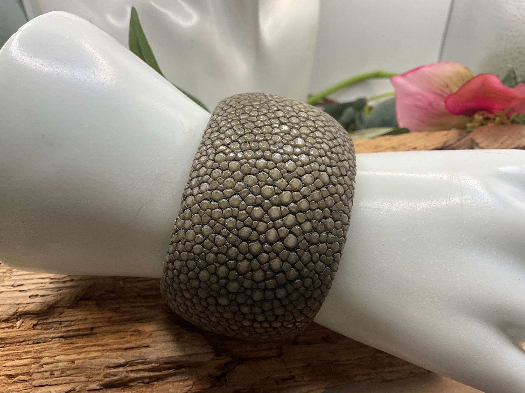 Bracciali & Braccialetti: Luxuriöse Armspange mit Rochenleder – Usato da luzern venduto da Alpendorf1 1