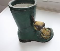 Dekorative Gummistiefel-Vase mit Vogel-Motiv
