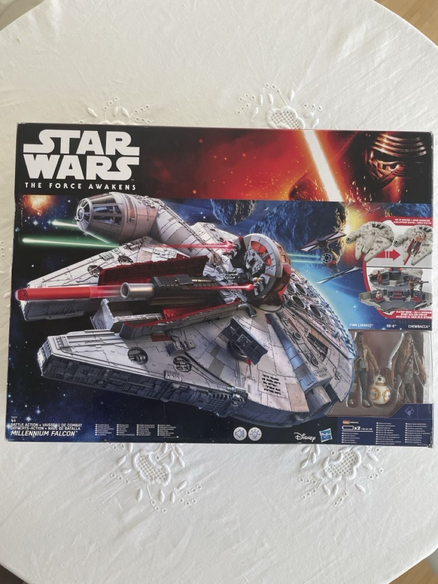 Hasbro Jouets: Star Wars Millennium Falcon  – D'occasion à Buchs par Moni_ka.