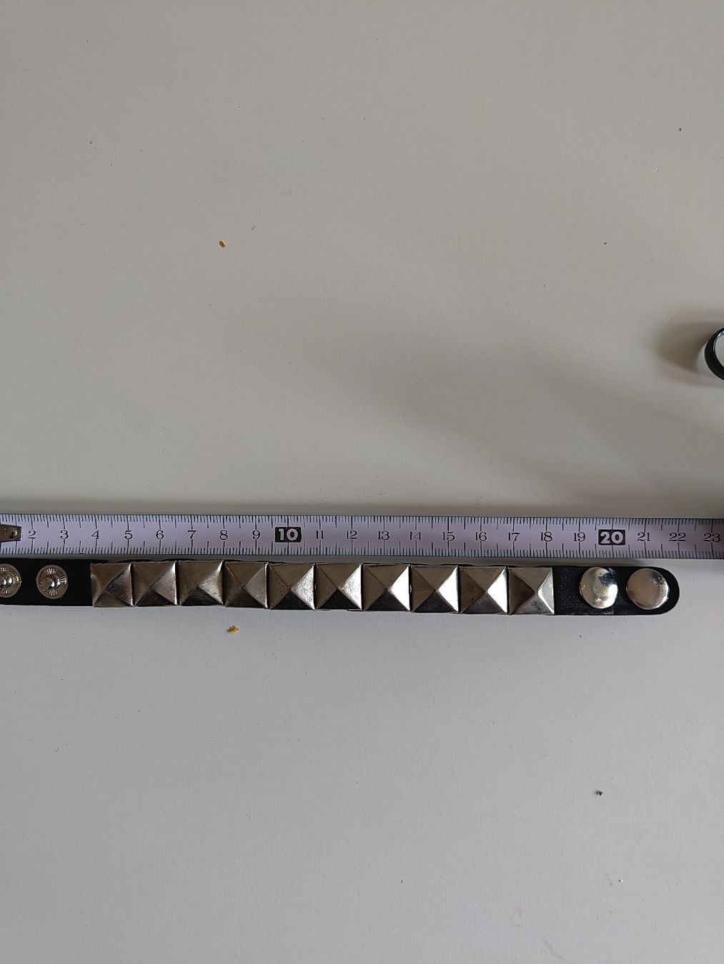 Bracciali & Braccialetti: Lederarmband mit Pyramidennieten – Nuovo (secondo la descrizione) da Raron venduto da hochheiliger 1