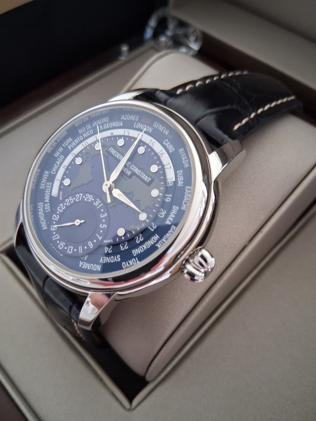 Frederique Constant Montres: Frédérique Constant Manufacture Worldtimer blue – D'occasion à Les Avanchets par ste_g5dl 2